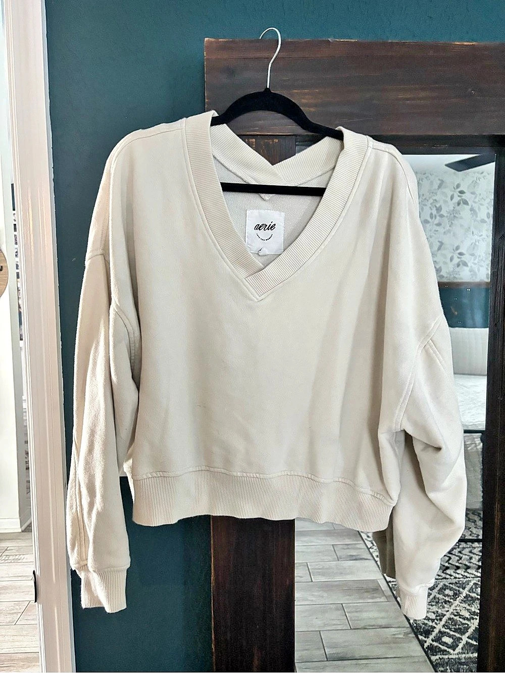 Aerie V-Neck Sweatshirt in Cream Size Medium